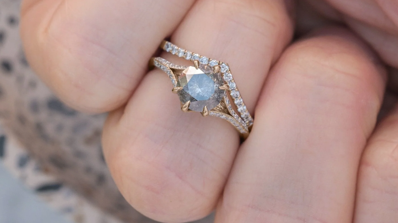 Why is the Kite Salt and Pepper Diamonds Ring Set an Enchanting Selection for Modern brides?